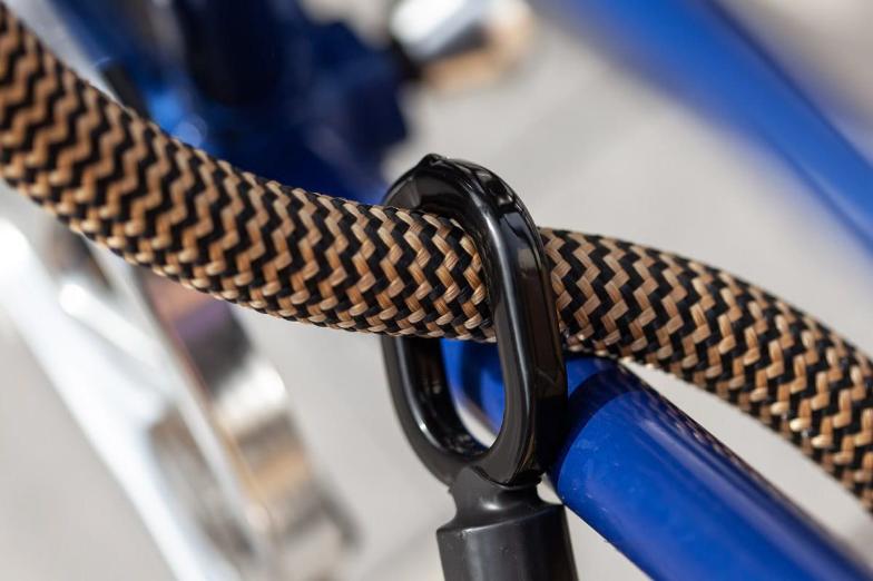 Tex-lock eyelet gold encloses blue bike frame per loop-through principle
